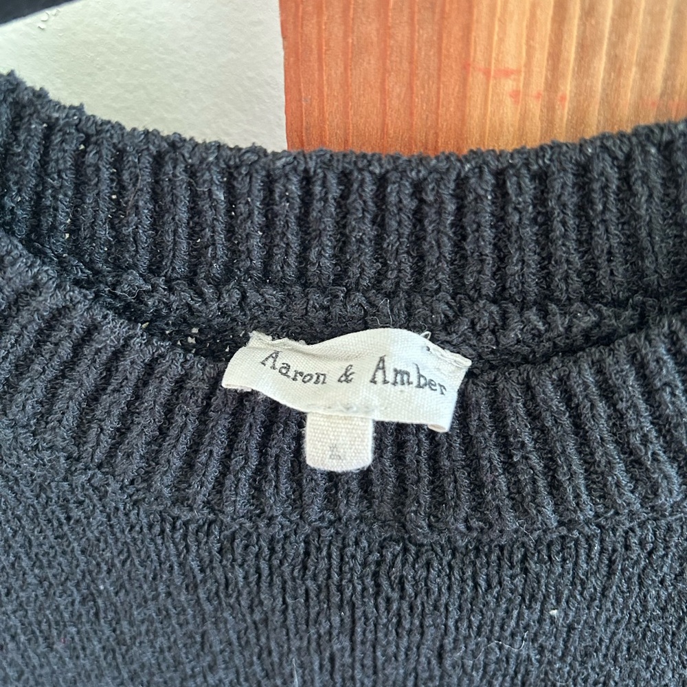 Elegant Black Sleeveless Sweater for Women - Picture 2 of 3